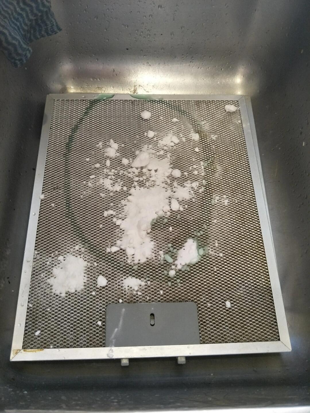 油烟机滤网丢洗碗机,有人洗出真香,有人网变花掉漆:先看材质再偷懒