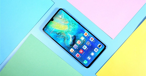 华为Mate 90系列开售18天销量：约52.8万台 连续多周第一