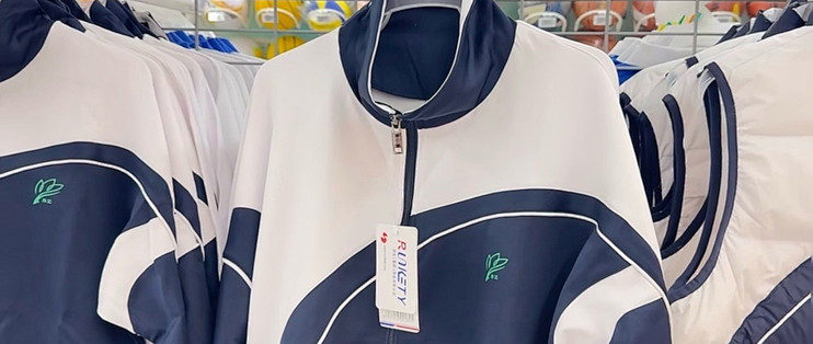 19块9的深圳校服成打工人班儿服，30岁正是穿校服的年纪