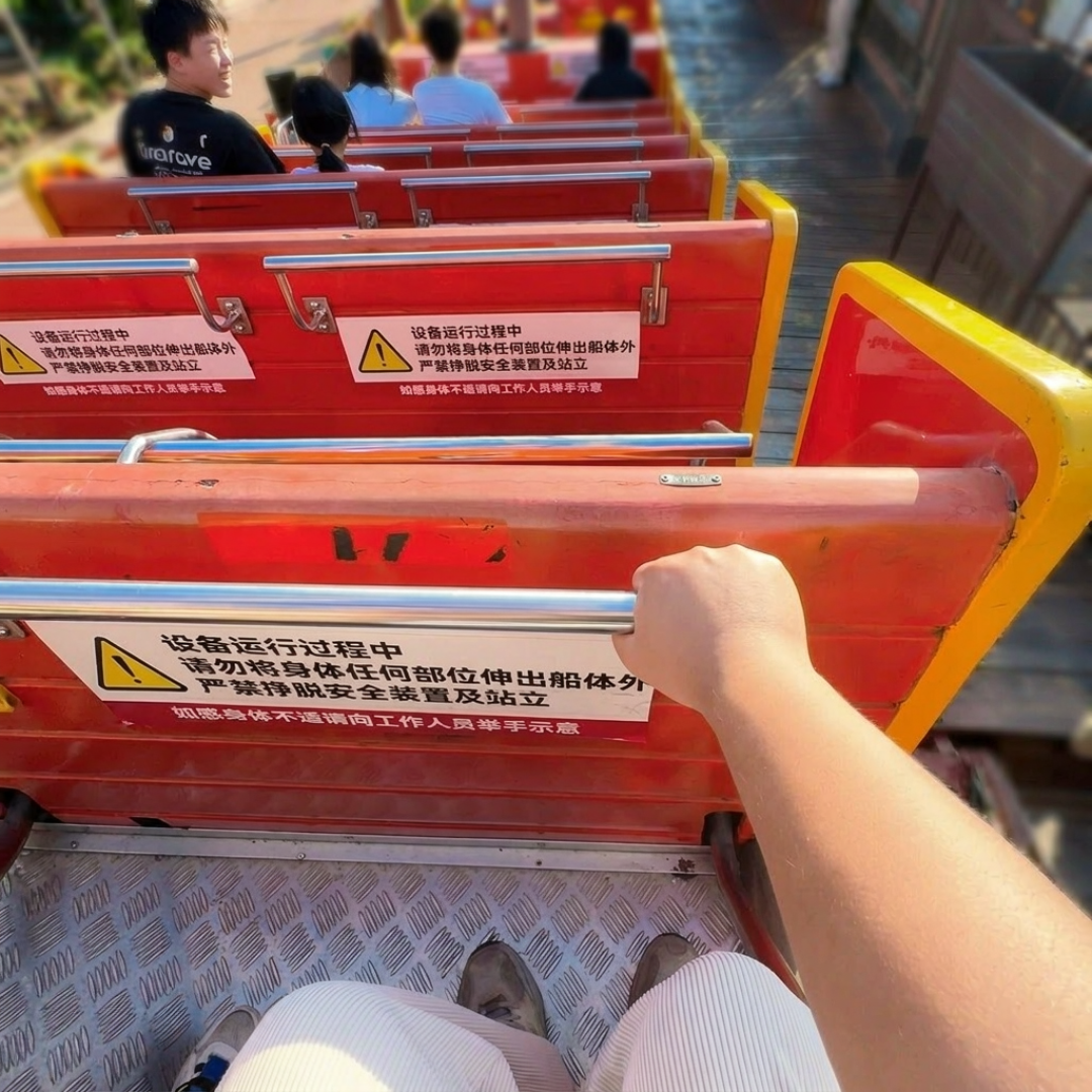 泡泡玛特的海盗船荡到90度?我把九家乐园的现场证言拉成一张表,给网红抗失重技巧做了次物理体检