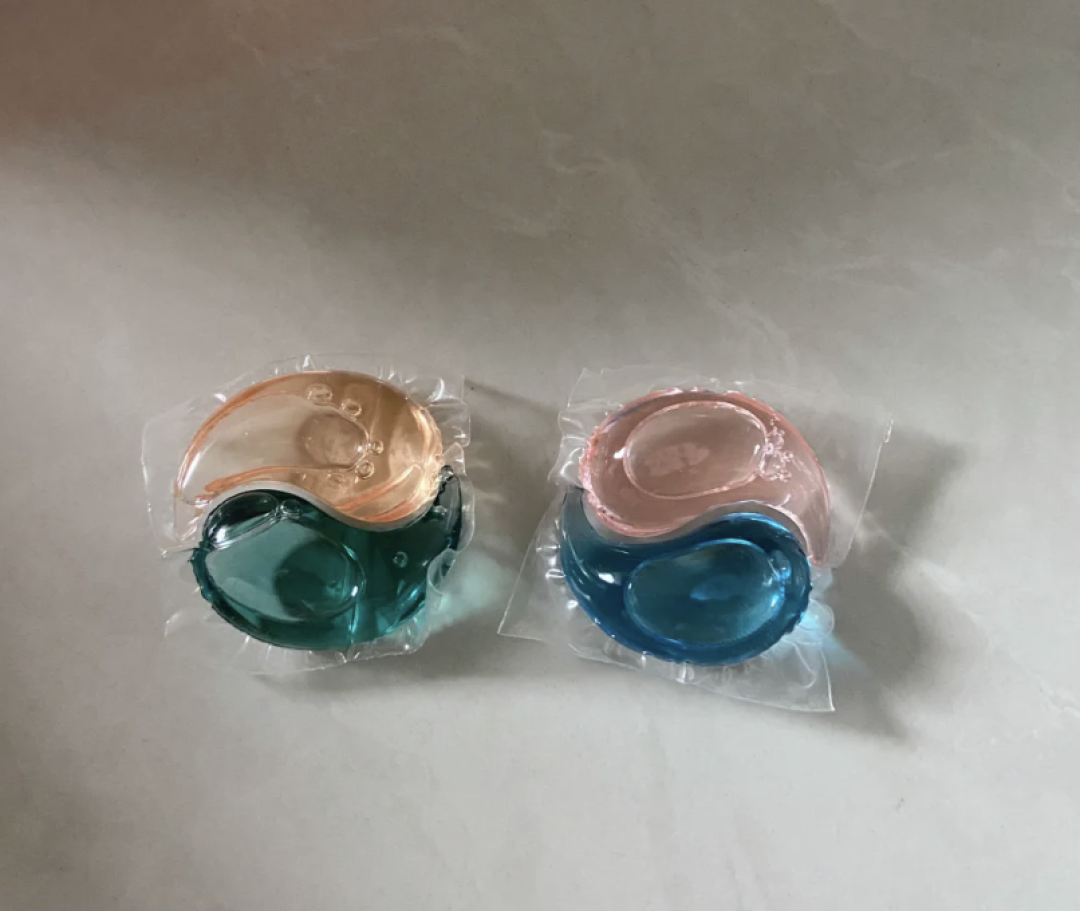 粘连的洗衣凝珠被徒手撕开爆裂,男子称妻子角膜被腐蚀掉一小块