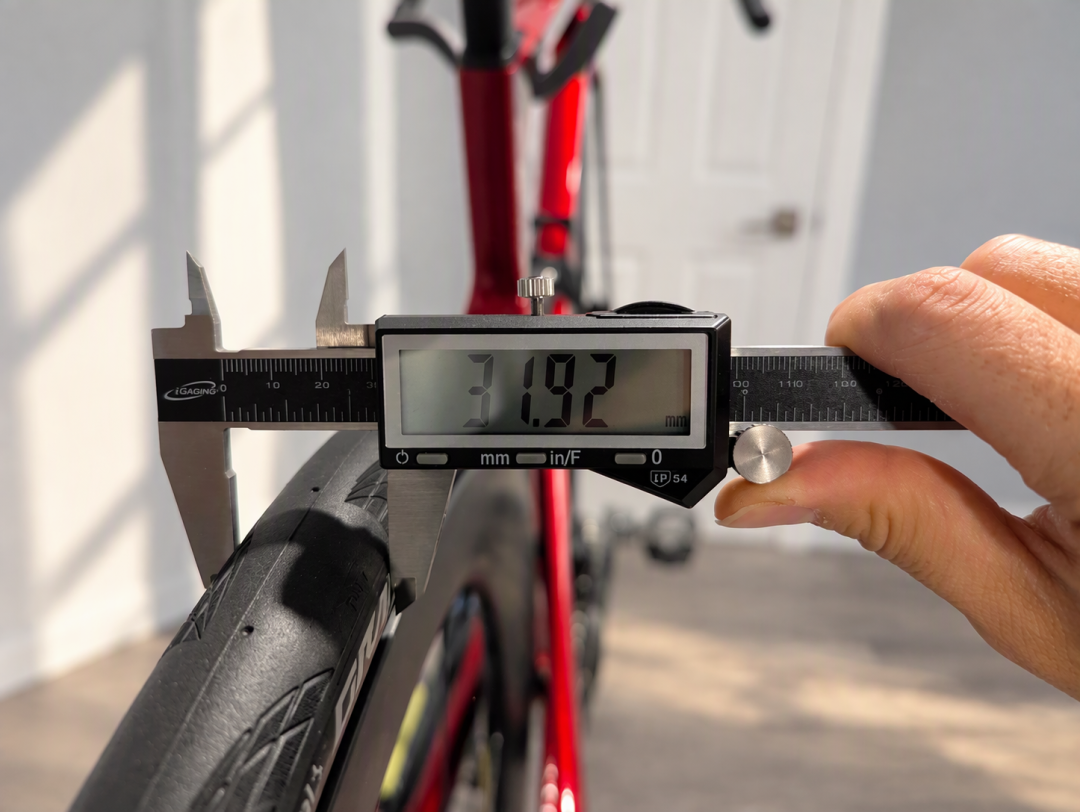 马牌上新波加查联名胎送手办,GP5000与米其林镜像帖评论区互撕:双11换外胎前,先把湿地、寿命、价差、安装四笔账对完