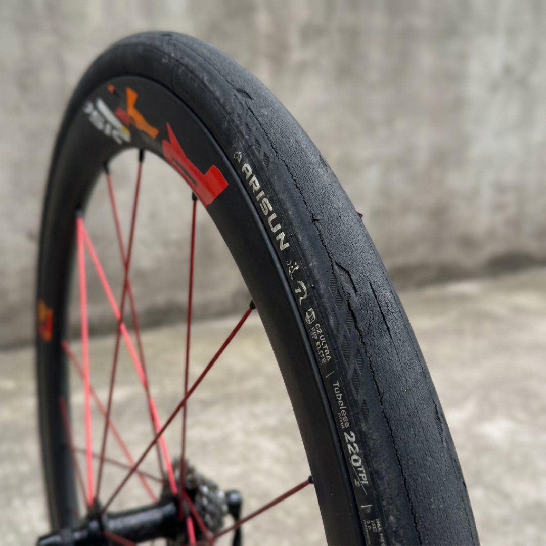 马牌上新波加查联名胎送手办,GP5000与米其林镜像帖评论区互撕:双11换外胎前,先把湿地、寿命、价差、安装四笔账对完