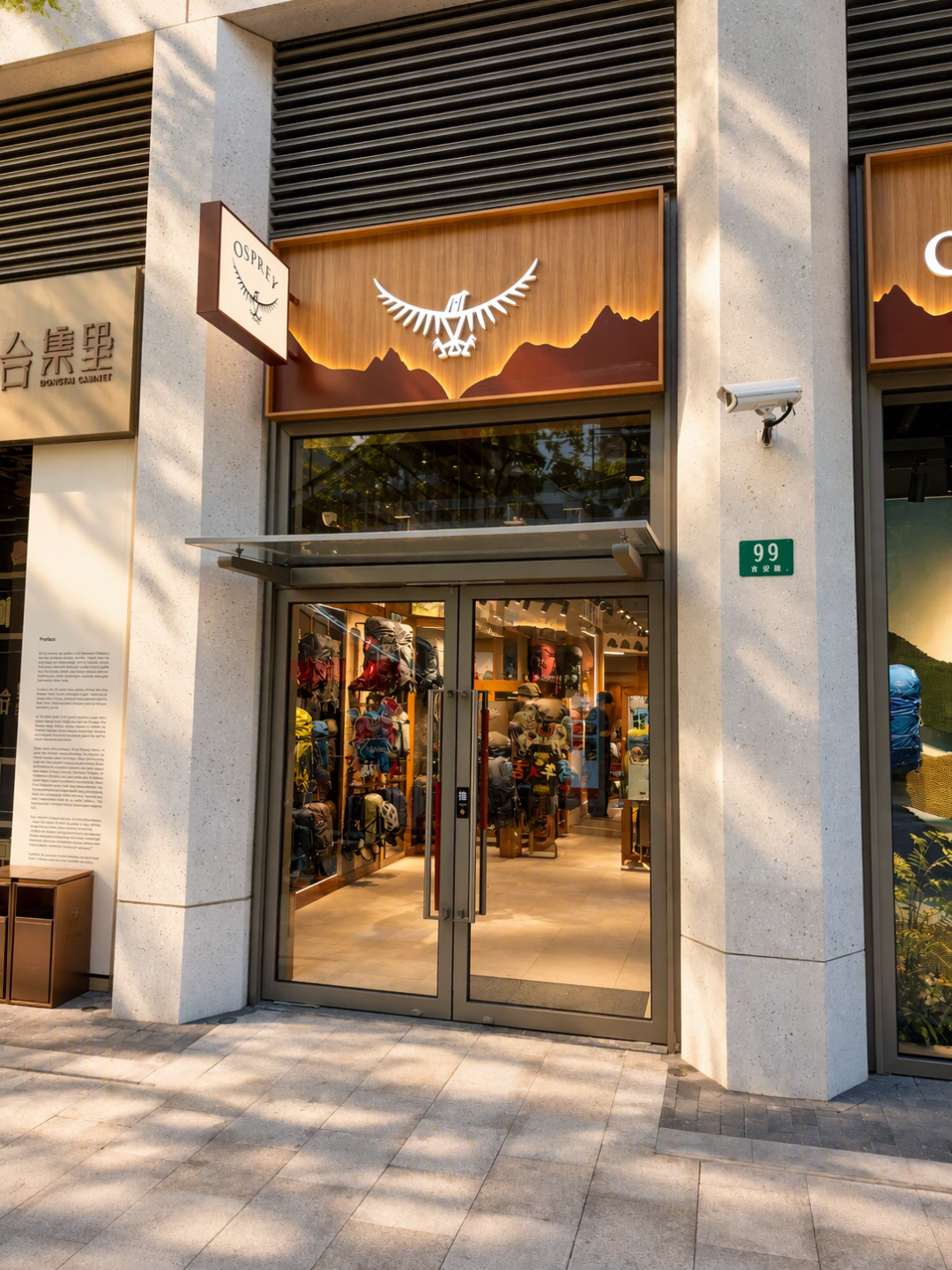 小鹰到处开店了：全球首店、直营、授权，捕鹰进店前先把这三个标签问清楚