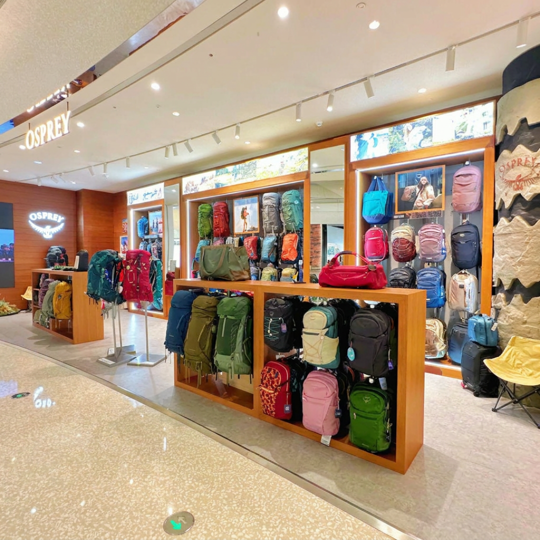 小鹰到处开店了：全球首店、直营、授权，捕鹰进店前先把这三个标签问清楚