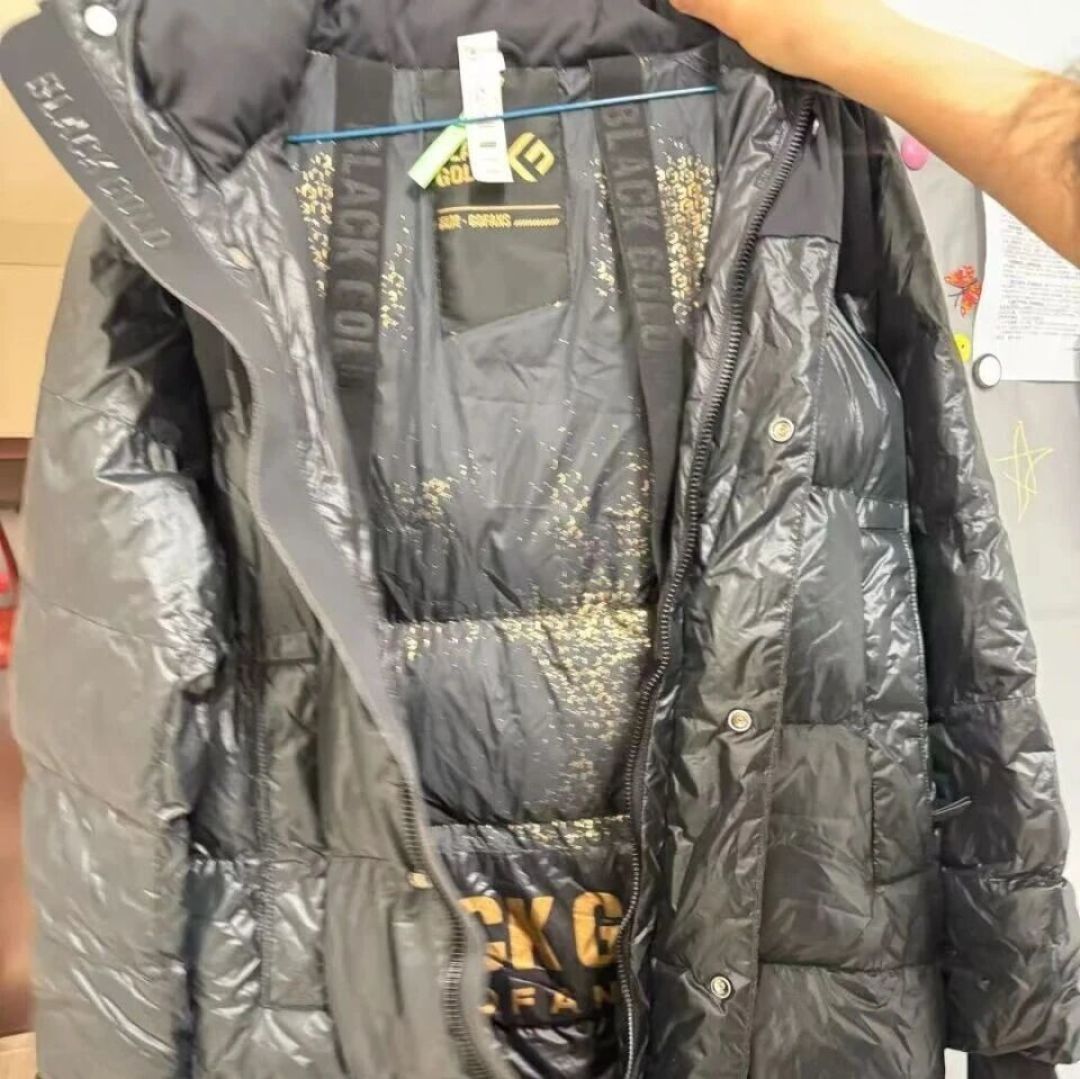承诺赔付八成,第二天反悔:用户称高价羽绒服被线上洗衣洗坏,维权卡在“折旧”二字