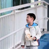 填充 3M 新雪丽高效暖绒，轻量锁温，上身轻盈不臃肿。