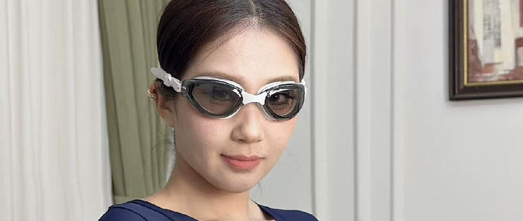 泳镜起雾看不清？防雾涂层别用手摸