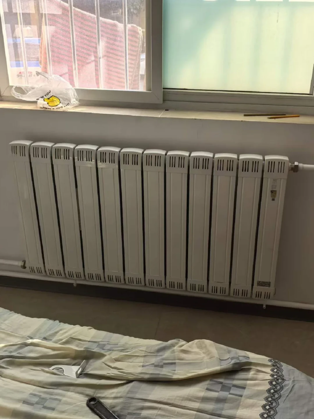 供暖试水前，“99元全屋”的地暖清洗就找上门了；拆开分水器的人拿到了答案：这钱不必年年花
