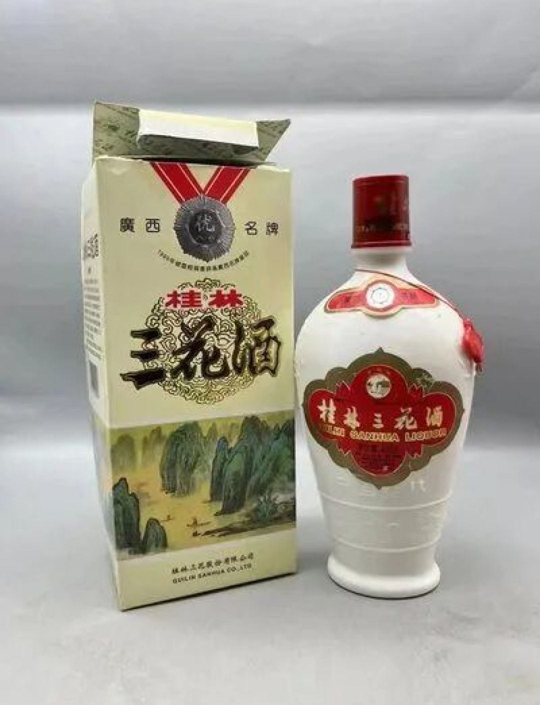 桂林三花酒奖章版瓷瓶与外盒实拍