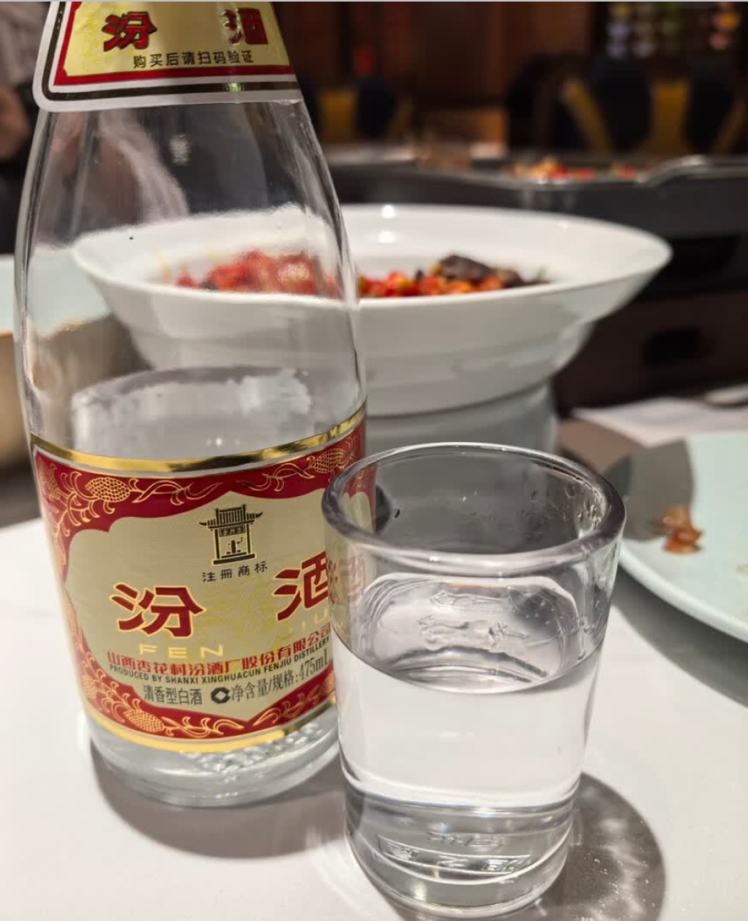 白酒斟杯的实饮场景