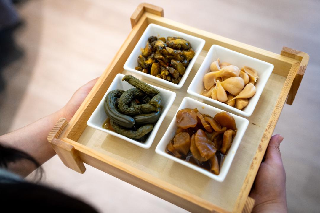 家里多年不吃味精了?你禁的其实是名字,不是成分:鸡精第一位是味精,松茸鲜第一位是盐