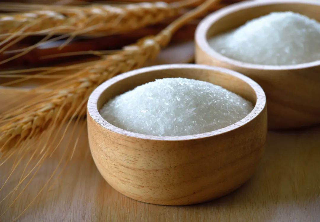 家里多年不吃味精了?你禁的其实是名字,不是成分:鸡精第一位是味精,松茸鲜第一位是盐