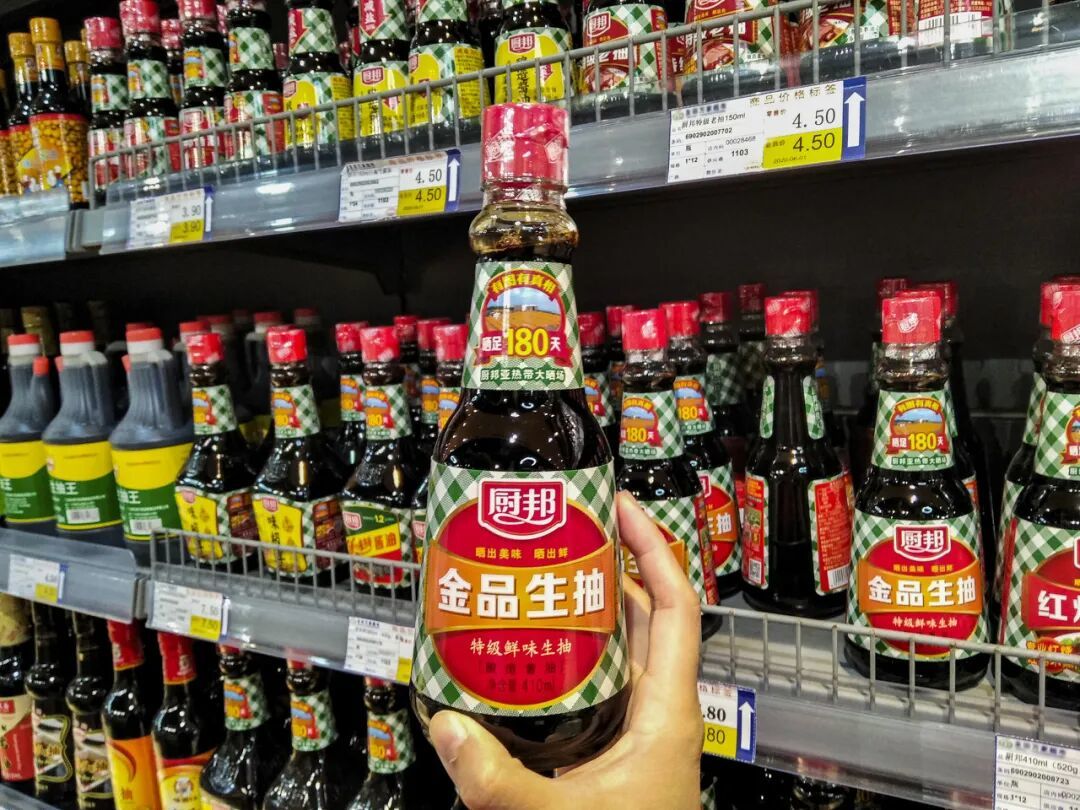 家里多年不吃味精了?你禁的其实是名字,不是成分:鸡精第一位是味精,松茸鲜第一位是盐