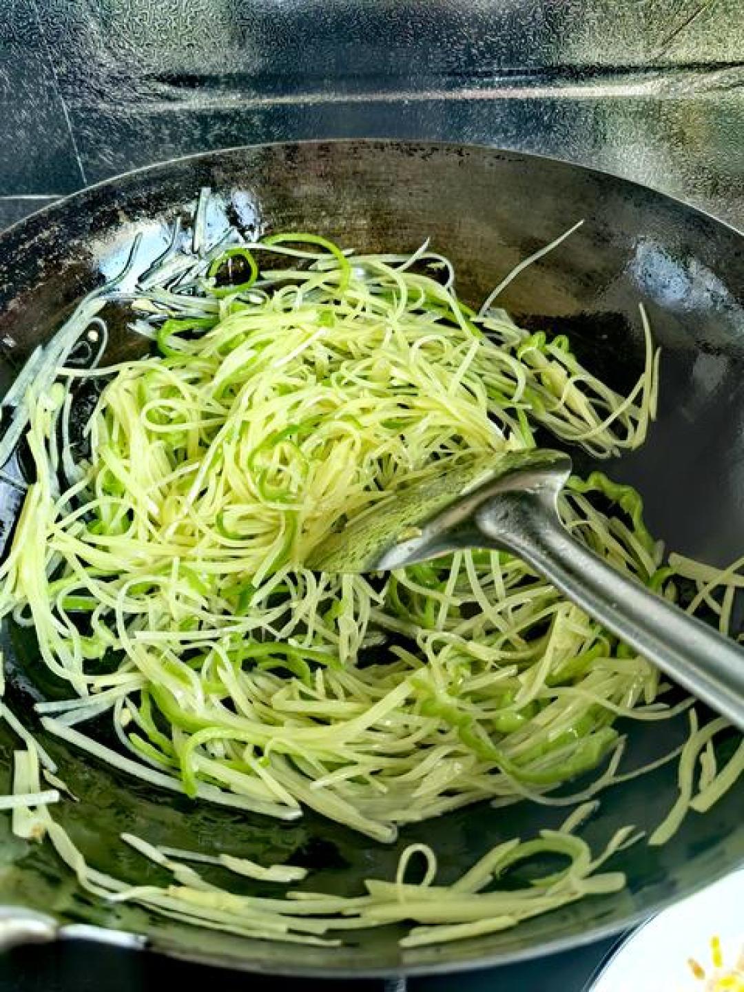 家里多年不吃味精了?你禁的其实是名字,不是成分:鸡精第一位是味精,松茸鲜第一位是盐