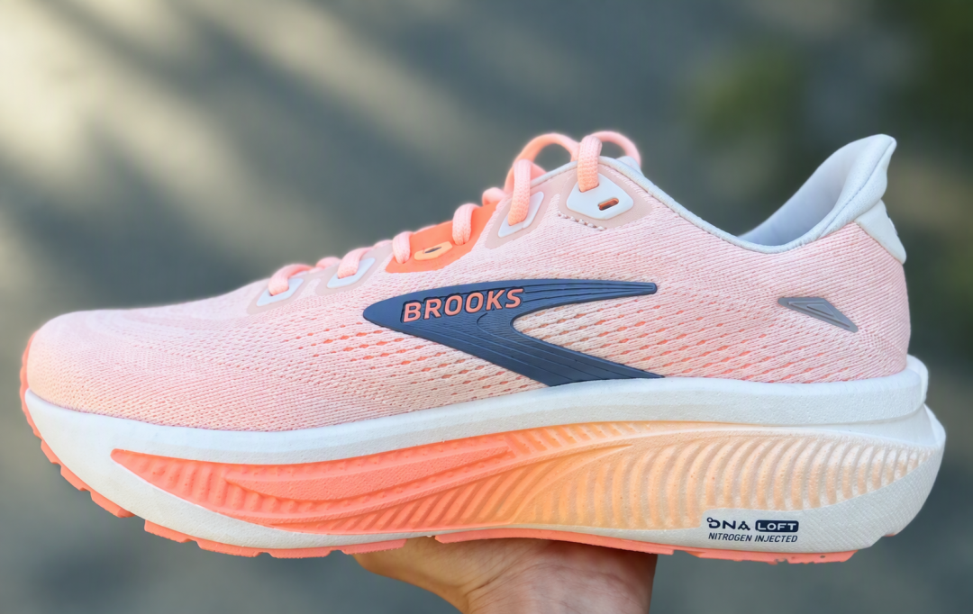 中国销量涨136%的Brooks,最火的一年,宽脚跑者先别看缓震,看鞋盒角落那个