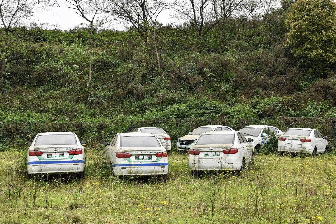 人民日报点名85万辆“孤儿车”:极越是有兜底的那一个,可车主等来的那句实话是“修一次少一次”