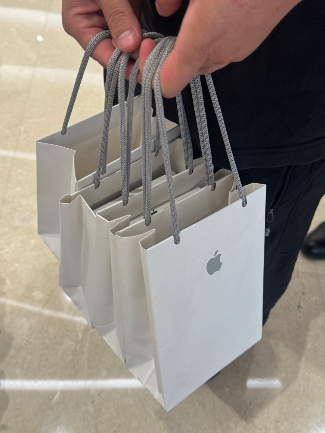 iPhone Duo 溢价从 5 万崩到 256G 没人收,急着上车的先把钱收回来