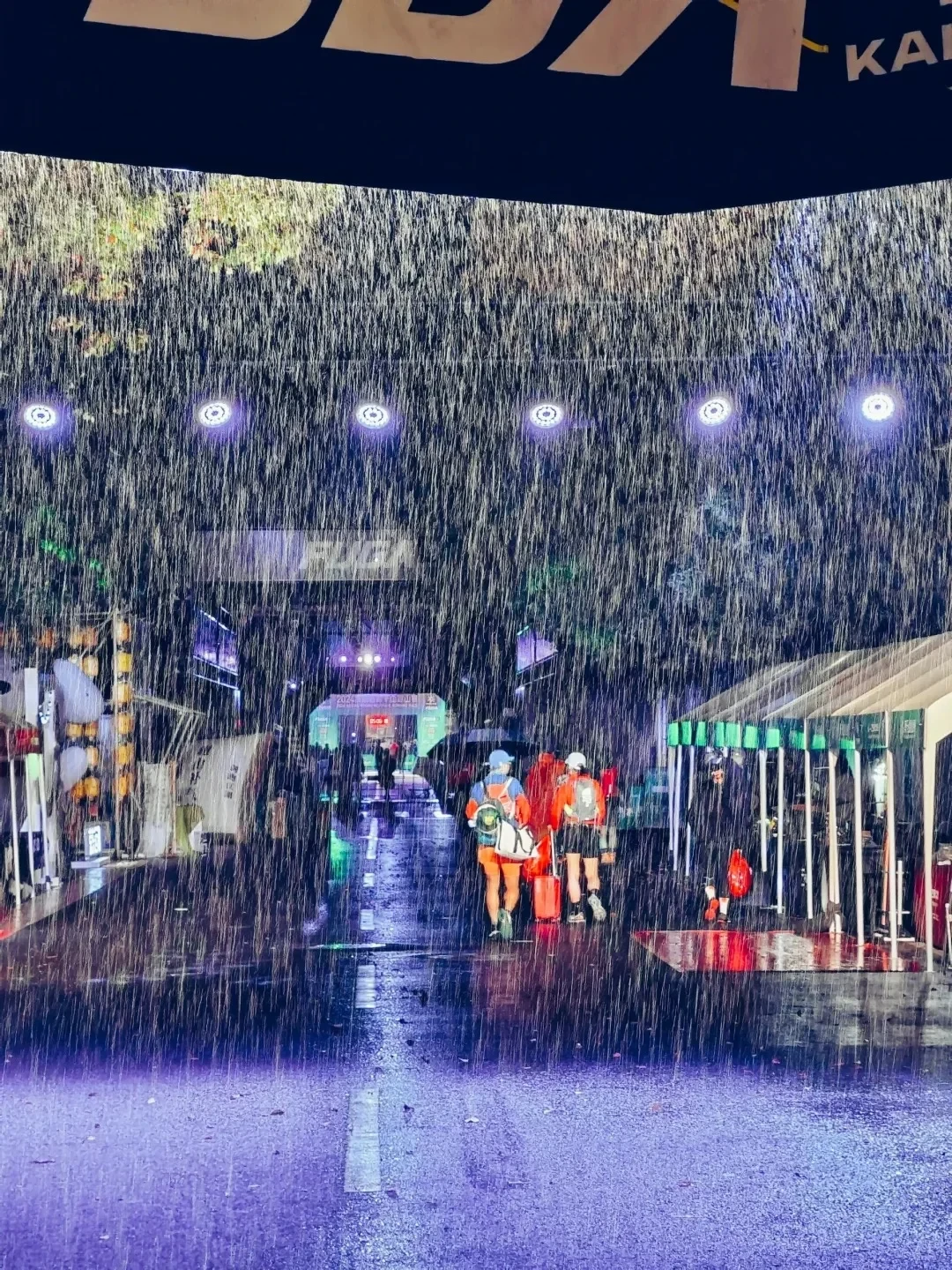 莫干山变成泥坑：你那副1240元的LEKI带不带？62条雨战评论给你一次说清