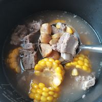 全网都在玩“烧心梗”,我用电饭煲炖了锅家常汤,不贵也不烧心