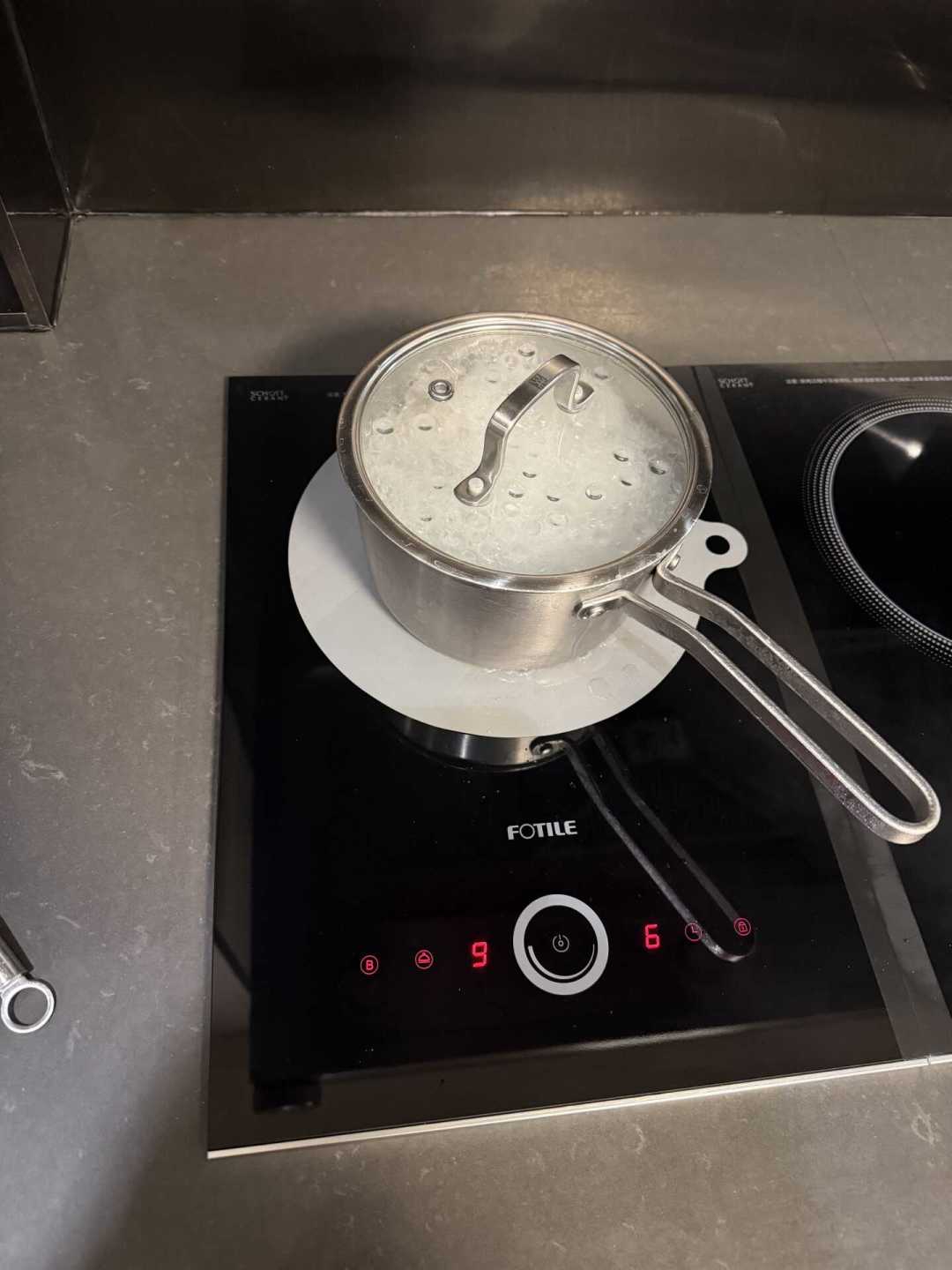 火锅烧了10分钟,玻璃桌子先炸了:电磁炉配玻璃桌,很多人是亏了才知道