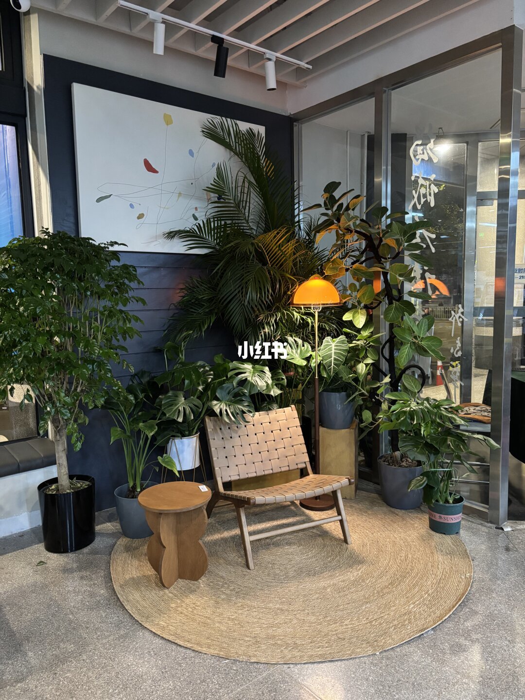 一层摆进了咖啡厅：三联美术馆店改完了，先去还是先叹，看这篇就够了