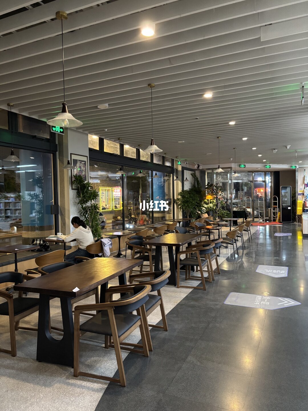 一层摆进了咖啡厅：三联美术馆店改完了，先去还是先叹，看这篇就够了