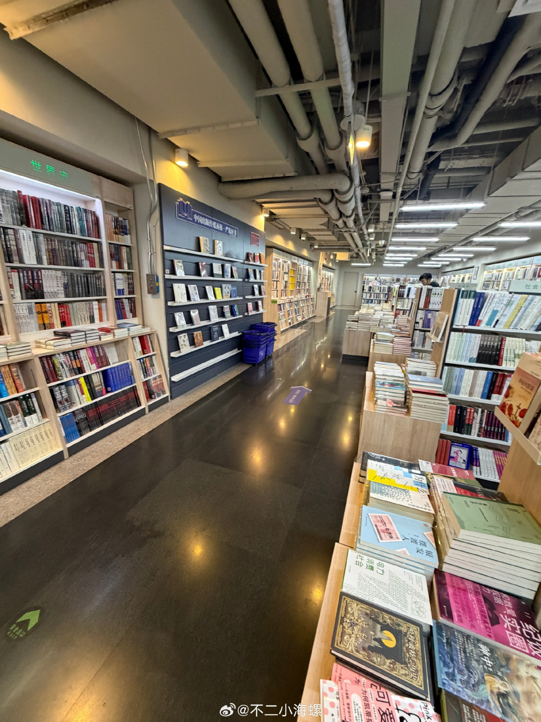 一层摆进了咖啡厅：三联美术馆店改完了，先去还是先叹，看这篇就够了