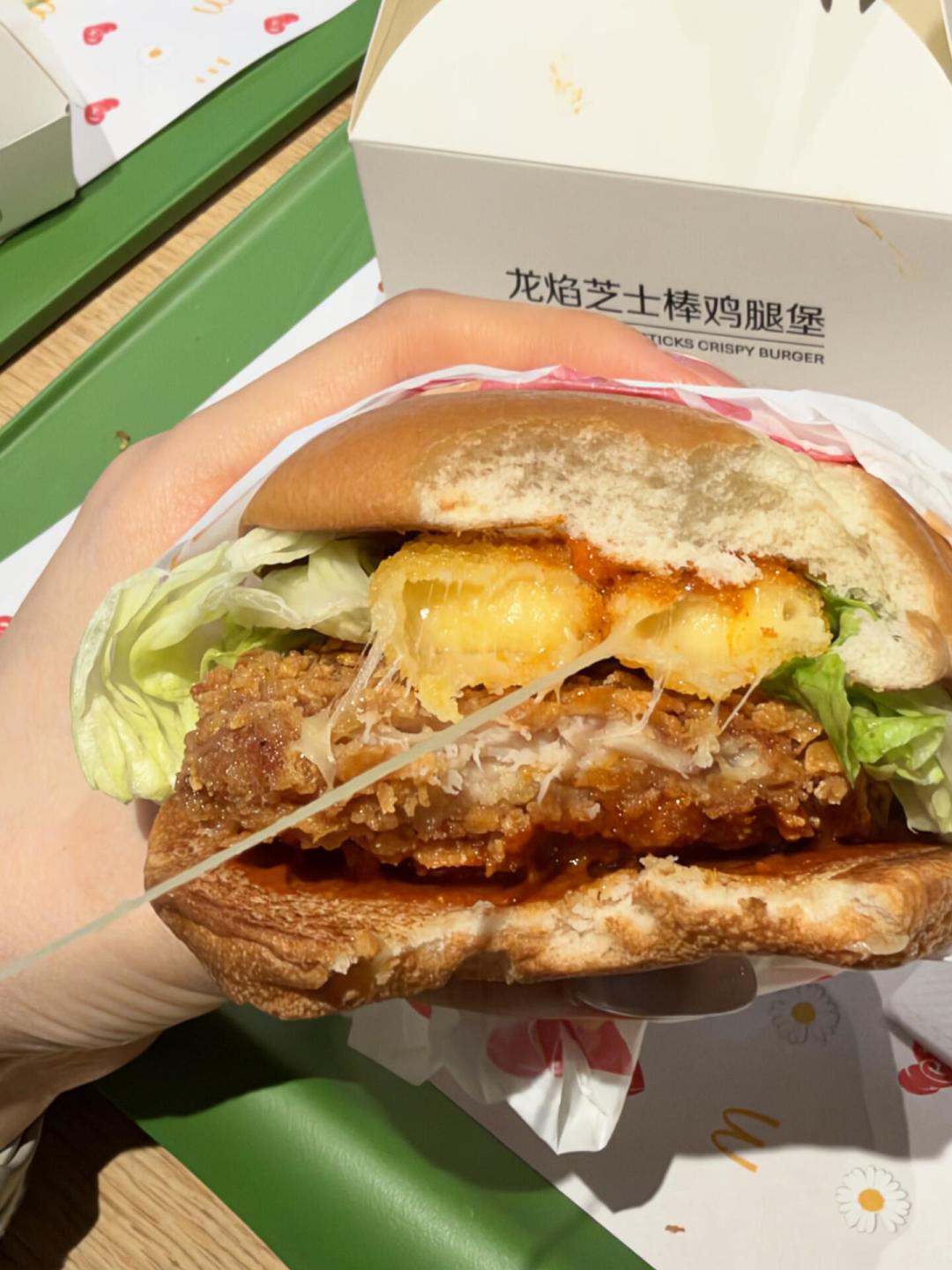 减脂党被麦当劳×权志龙联名背刺了？龙焰芝士棒鸡腿堡四版拆解最高757大卡，但劝退你的可能不是热量