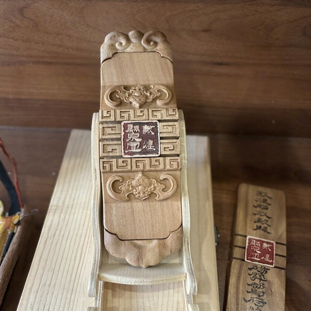 服务区背面藏着一处世界遗产：同场只有10个人、80元门票换3.5万枚汉简——去敦煌以东前，先把价签、车位、预期三本账对完