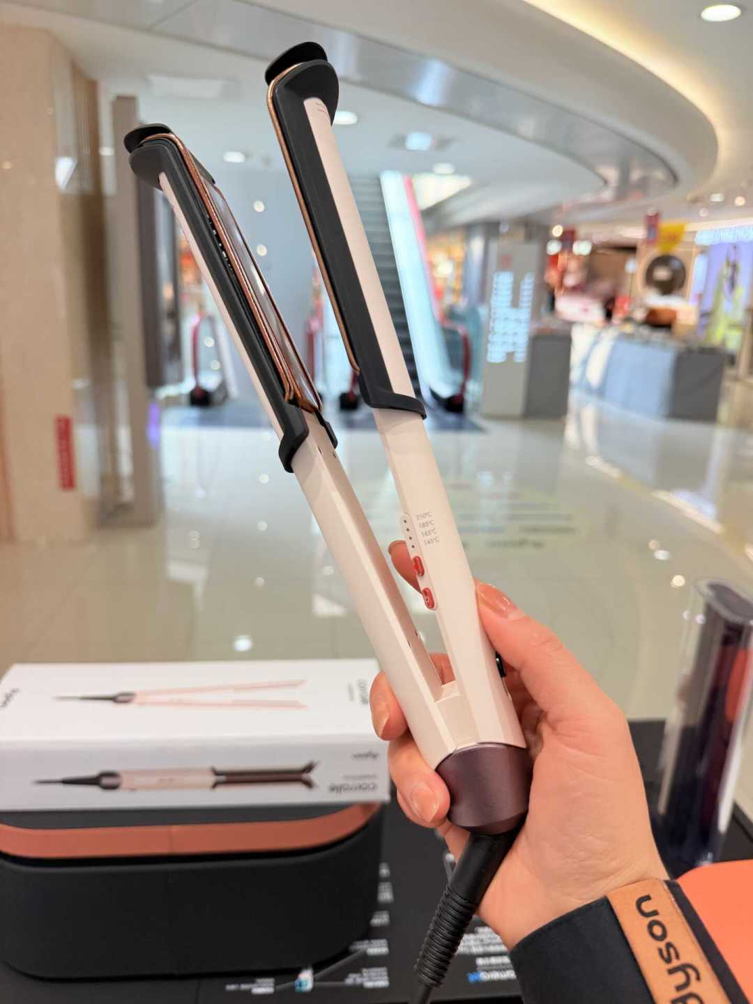 HT02加热板顶部的铜色冷凝管组件特写