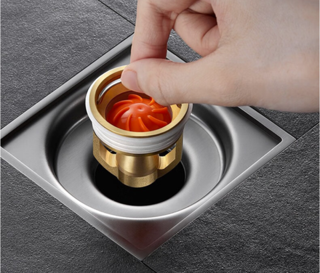 卫生间怎么打扫都臭?味道是漏进来的:蹲下闻4处,一杯水多半能救