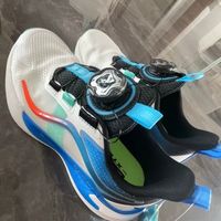 纽扣设计运动鞋,孩子穿脱都方便