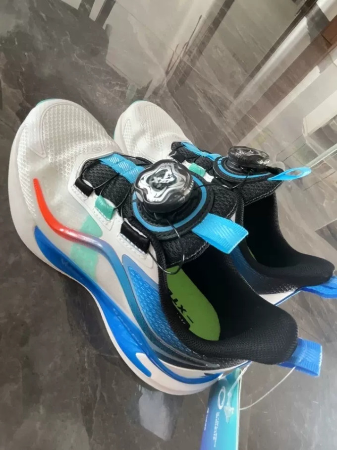 特步儿童运动鞋