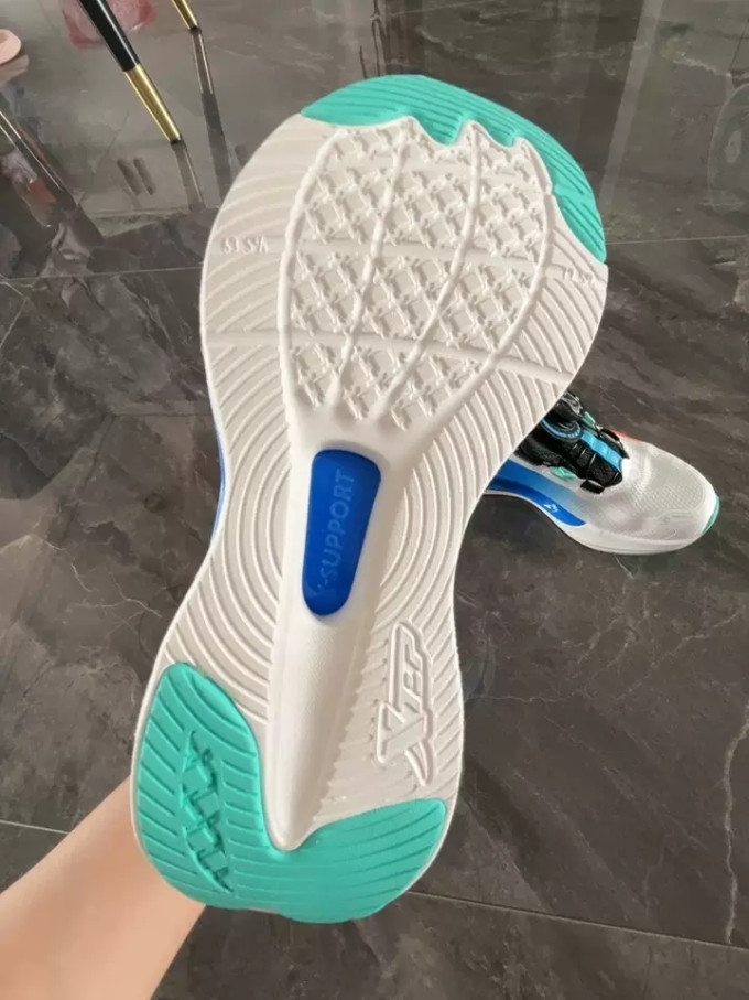 特步儿童运动鞋