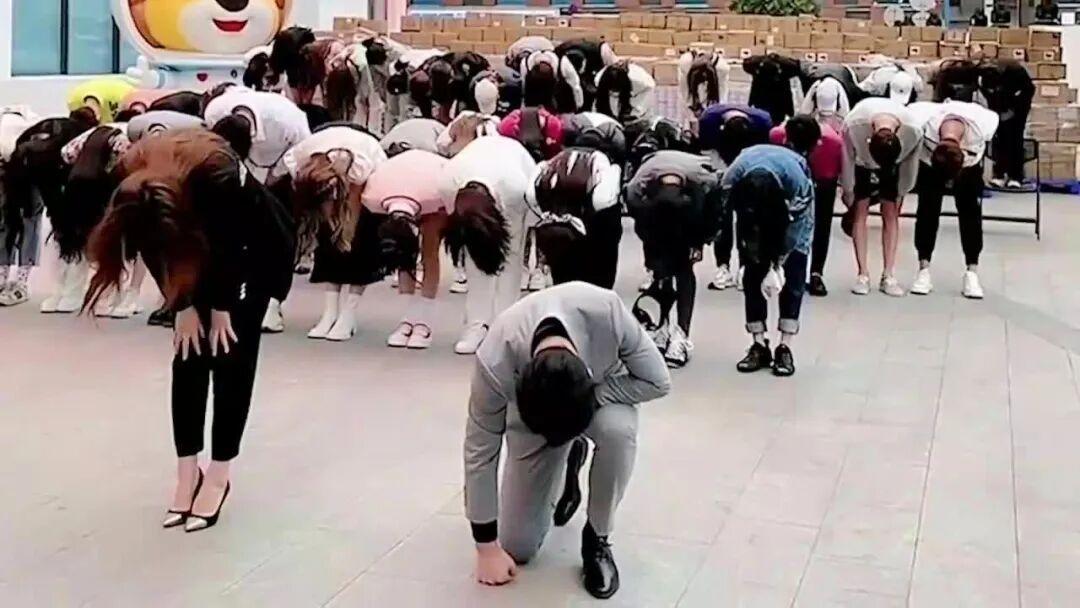 王敢敢视频中称“他带着全家人跑到国外去了”