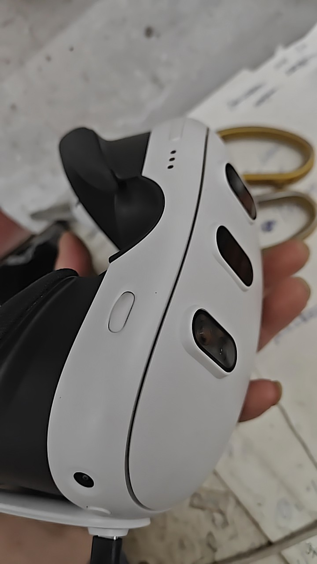 等 Quest 4 还是现在买？Meta 的“眼镜形 VR”定了 2027 春，但现款 Quest 没等来降价，先等来了涨价