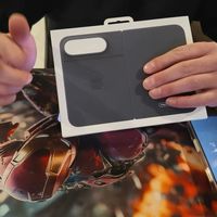 首批iPhone Duo用户心态崩了：开售首日新机内屏开裂，保外维修7998元、AC+用户628元，差价超十倍