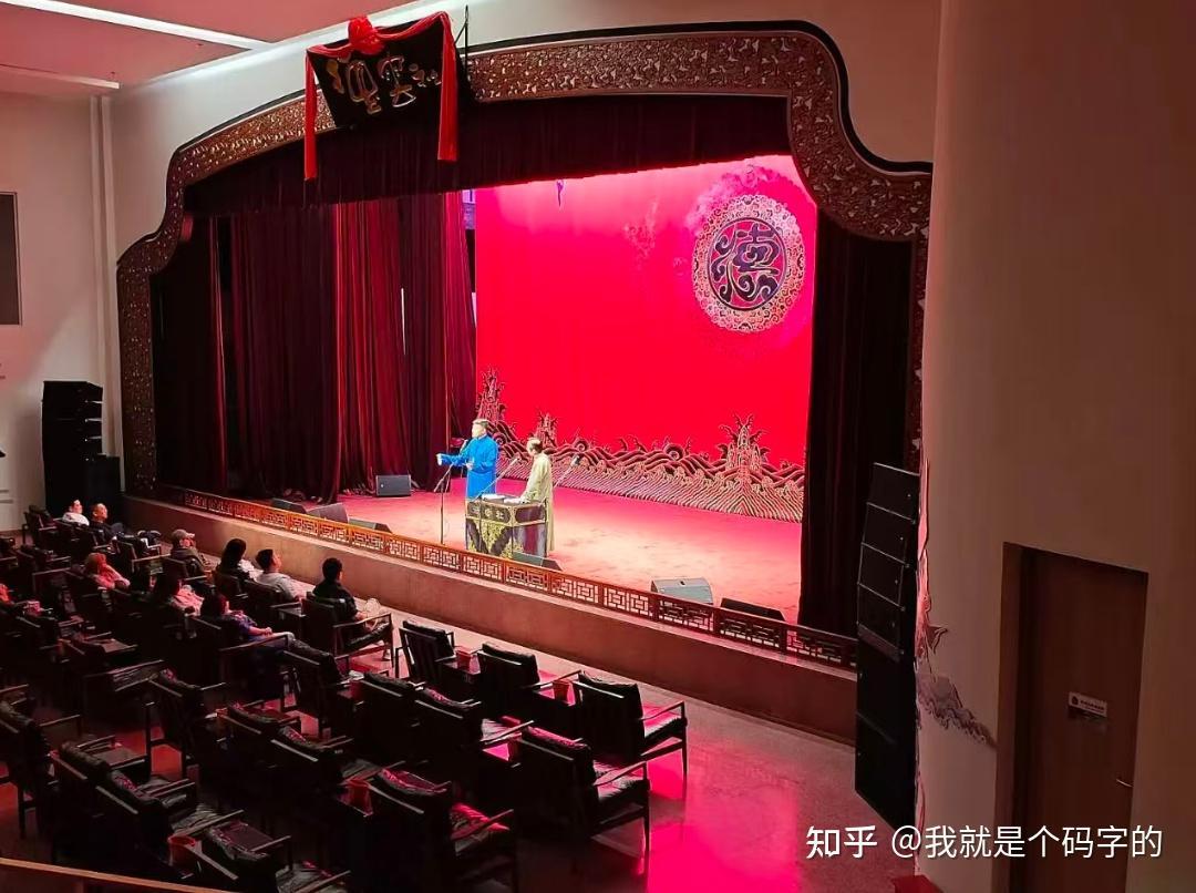 台上演出与台下稀疏观众