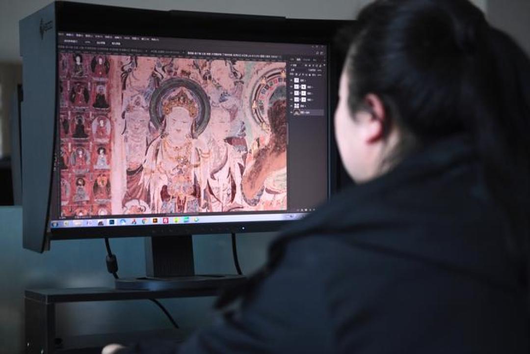 敦煌研究院数字化团队拼接壁画图像的工作现场