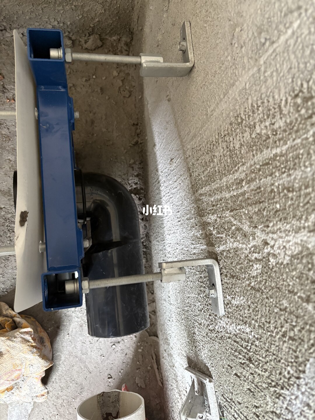 恒洁N2S壁挂智能马桶的安装场景（壁挂马桶与墙面支架、水路连接的安装状态）