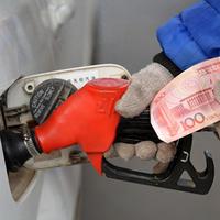 10·29调价窗口前，「赶紧加满」党和「再等等」党看的根本不是同一个数：先把「预涨」「调控」「落地」三个词分家，再算完「一箱」「一年」「92还是95」三本账