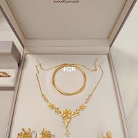 金价10月末跳水：周大福挂牌1208，蹲克减的砍到908——买三金之前，先算完这三笔账