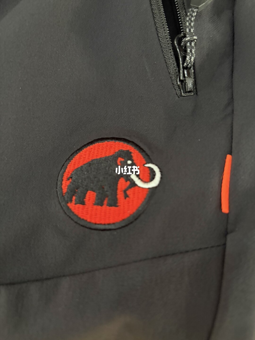 猛犸象红标款红底刺绣大象logo特写