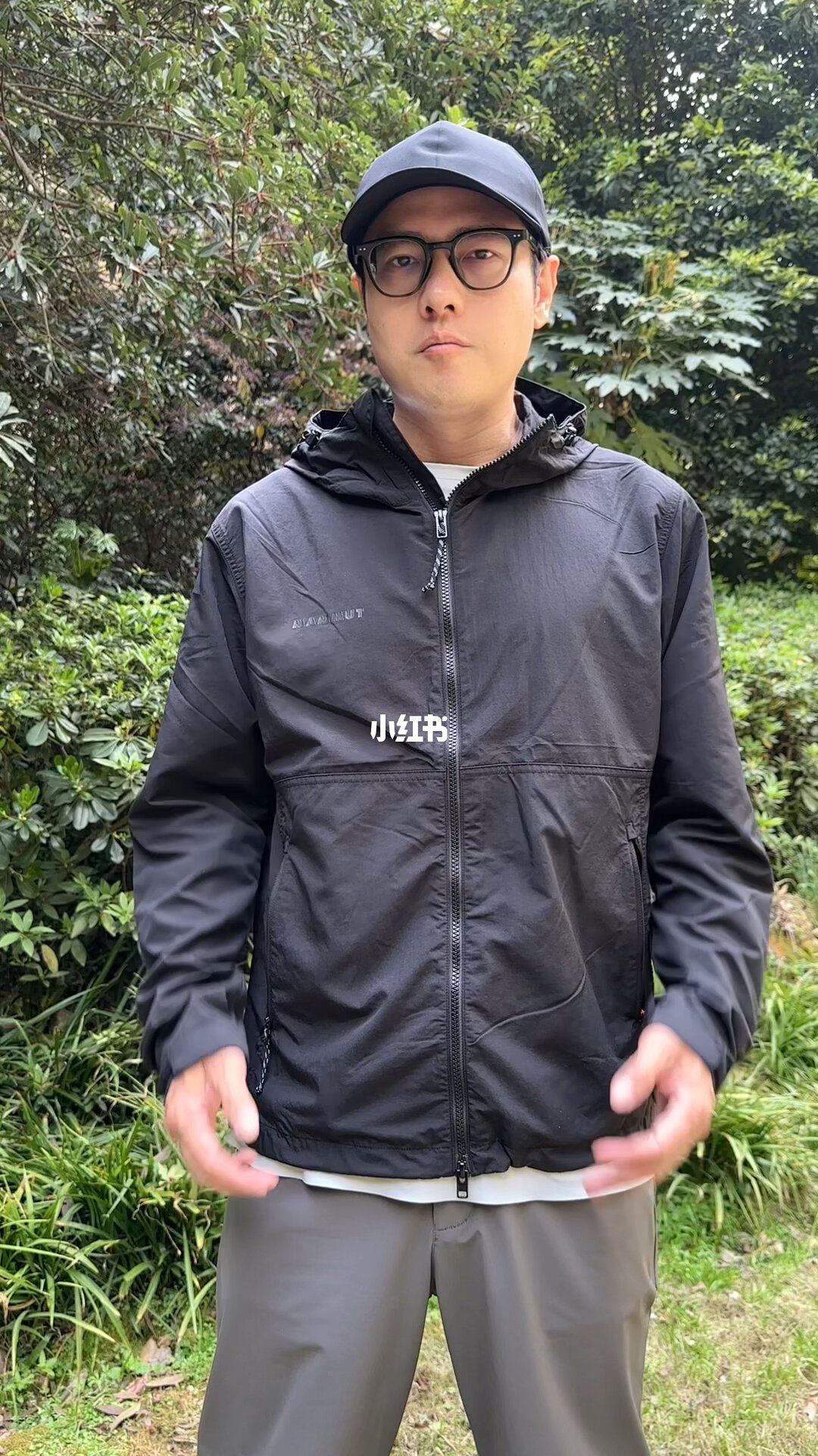 红标Clion加绒软壳上身与logo细节图