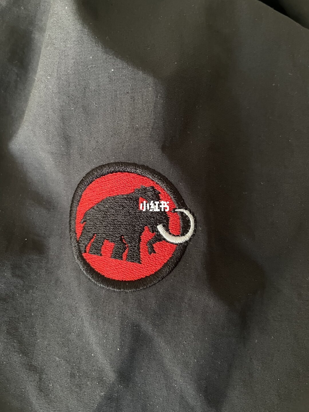 专柜与官方旗舰店两件衣服的刺绣大象logo对比图