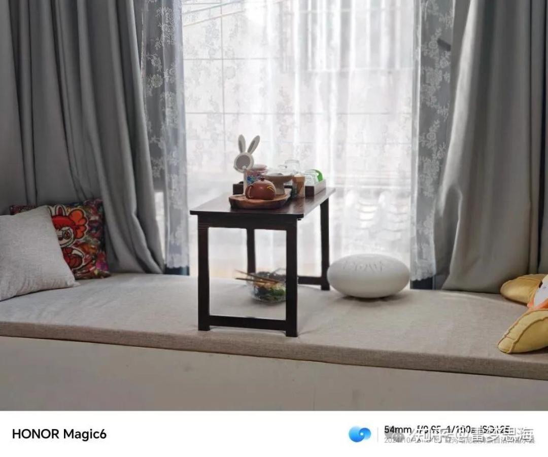 铺上垫子、配上纱帘的飘窗休闲角