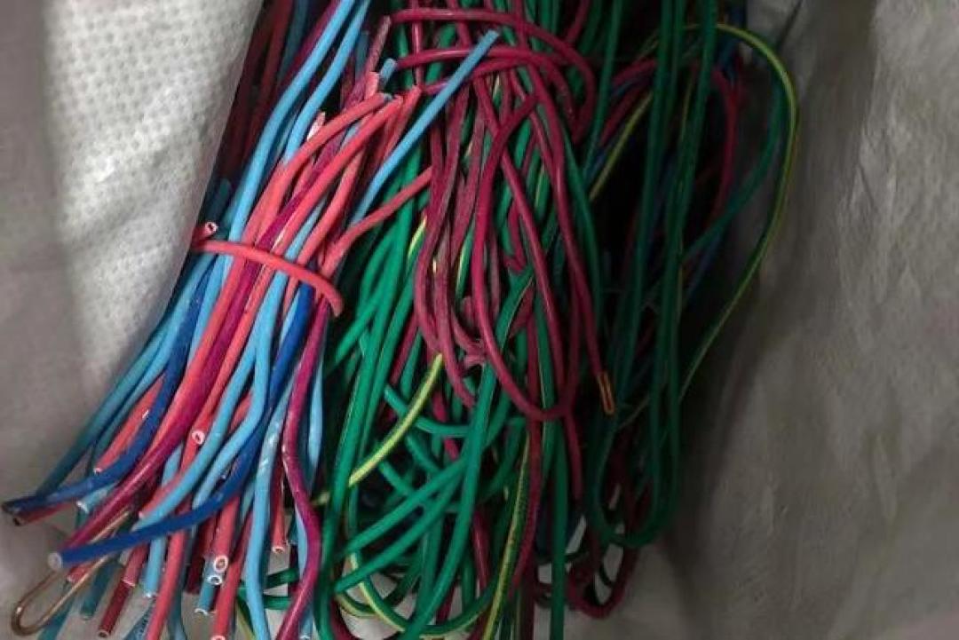杭州一小区上百台空调“集体罢工”:电线被人剪断当废品卖了5400元,业主维修一户要花几百
