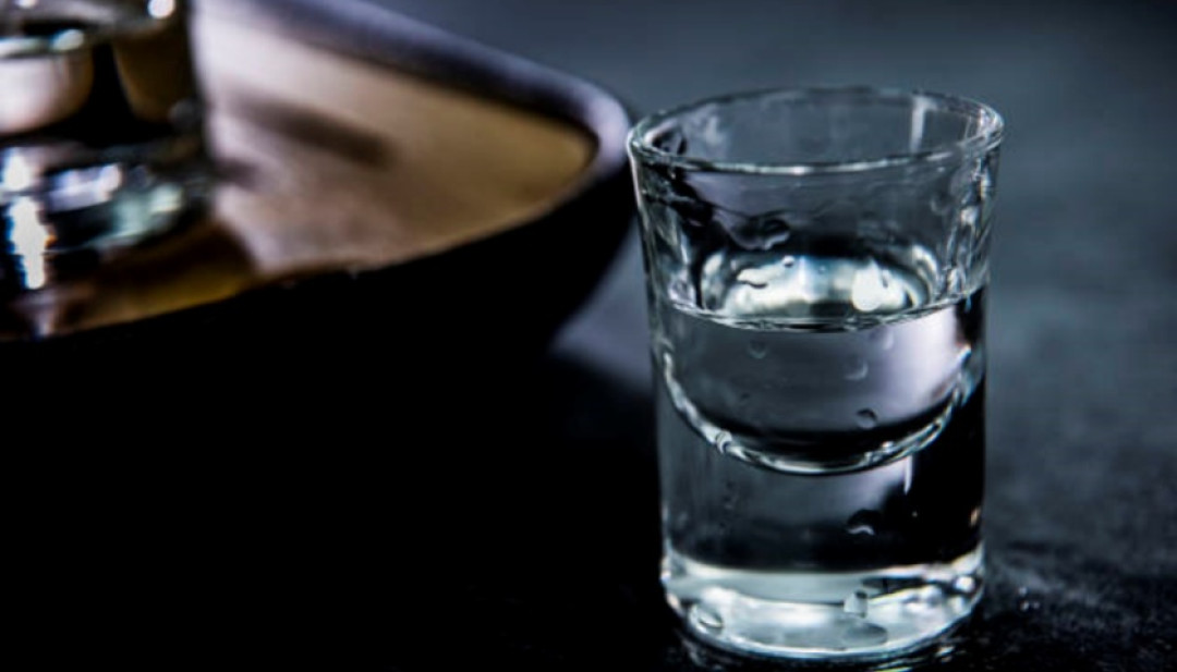 白酒冰着喝还是温着喝?吵了四年的题,真相藏在18-25℃这两个数字里