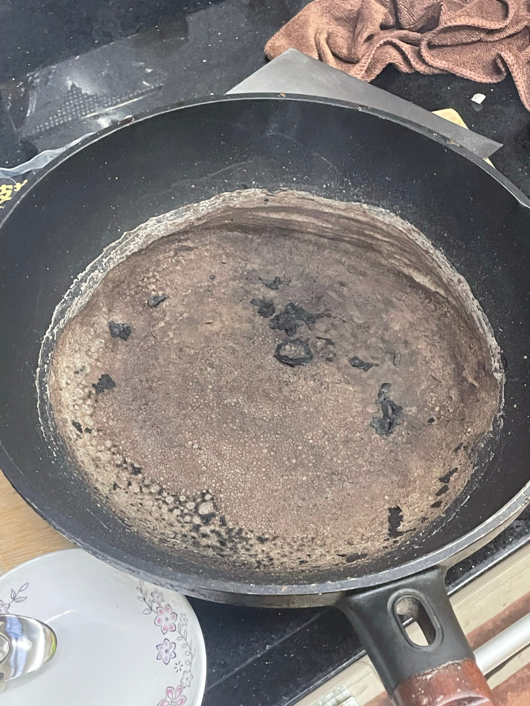 烧糊的锅,白醋+小苏打一半人说有用一半说没用:锅底垢其实分三种